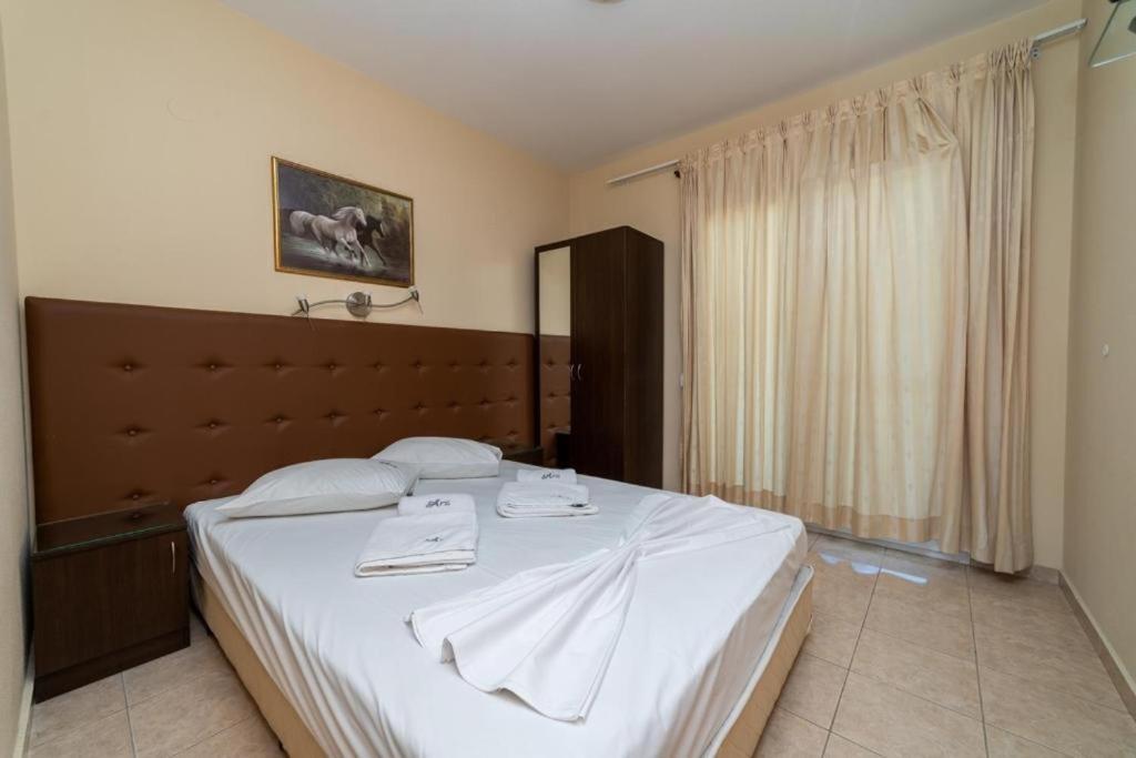 Side By Side Apartment Nea Iraklitsa Exterior foto