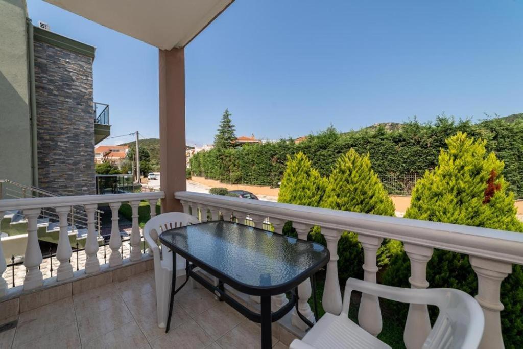 Side By Side Apartment Nea Iraklitsa Exterior foto